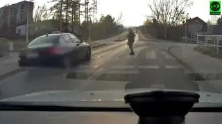 Kierowca na lewym pasie nie przepuścił pieszej na przejściu