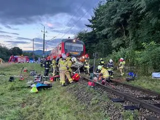 Zderzenie pociągu z samochodem, nie żyją dwie osoby