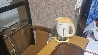 Z pokojów urzędników zniknęły czajniki elektryczne.