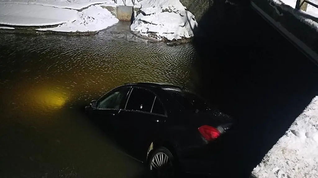 Kierowca stracił panowanie i wjechał autem do rzeki
