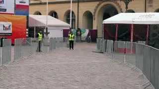 Strefa kibica podzielona. Od wtorkowego poranka mieszkańcy centrum Wrocławia bez większych przeszkód mogą znaleźć drogę do Sukiennic. Dodatkowe przejścia będą jednak dostępne tylko wtedy, gdy strefa jest nieczynna.
