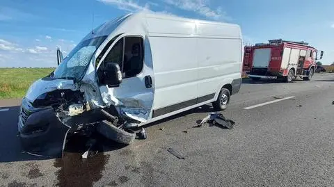 Wrzosowo. Pijany kierowca busa najechał na stojące pojazdy
