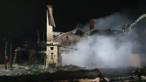 Pożar drewnianego domu. 59 strażaków w akcji, w zgliszczach ciało kobiety