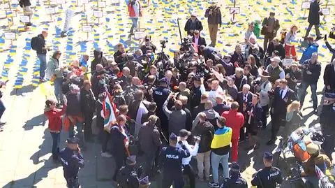 Protesters prevent Russian ambassador from laying wreath at Soviet Military Cemetery