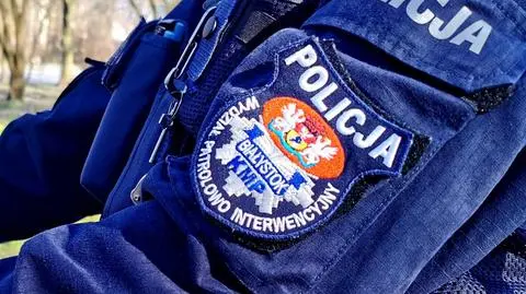 Na szybie napis "pomocy", w tle wołanie o nią. 39-latek zatrzasnął się w aucie