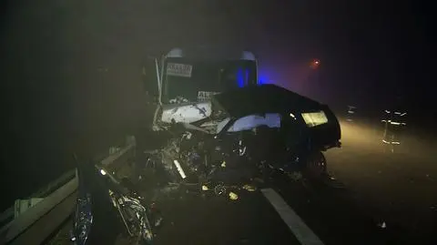 Bus zderzył się z samochodem osobowym. Jeden z kierowców nie żyje, 10 osób zostało rannych