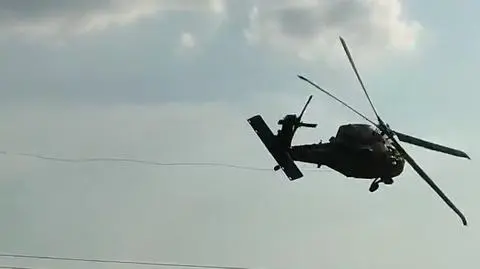 Moment zerwania linii energetycznej przez śmigłowiec Black Hawk