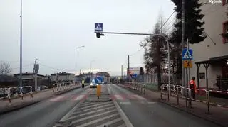 Przejście jest oznakowane i dyżuruje na nim pani "stopka"