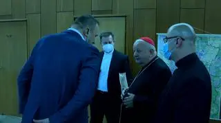 Kardynał Stanisław Dziwisz z autorem materiału Marcinem Gutowskim