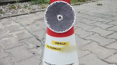 Pachołek z łańcuchem stanął przed jednym z bloków w Zgierzu