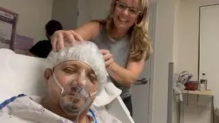 Jeremy Renner z siostrą Kym w szpitalu