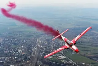 Samolot TS-11 Iskra z zespołu akrobacyjnego Biało-Czerwone Iskry