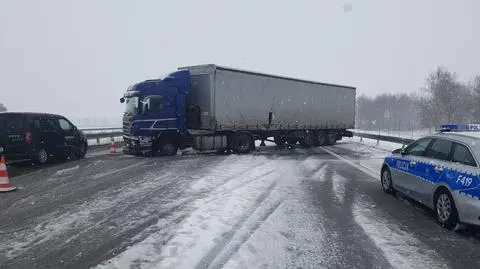Ciężarówka wpadła w poślizg i przyblokowała autostradę A1