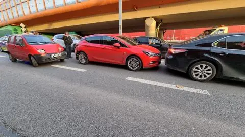 Pijany wjechał w stojące auto. Ucierpiał też trzeci samochód