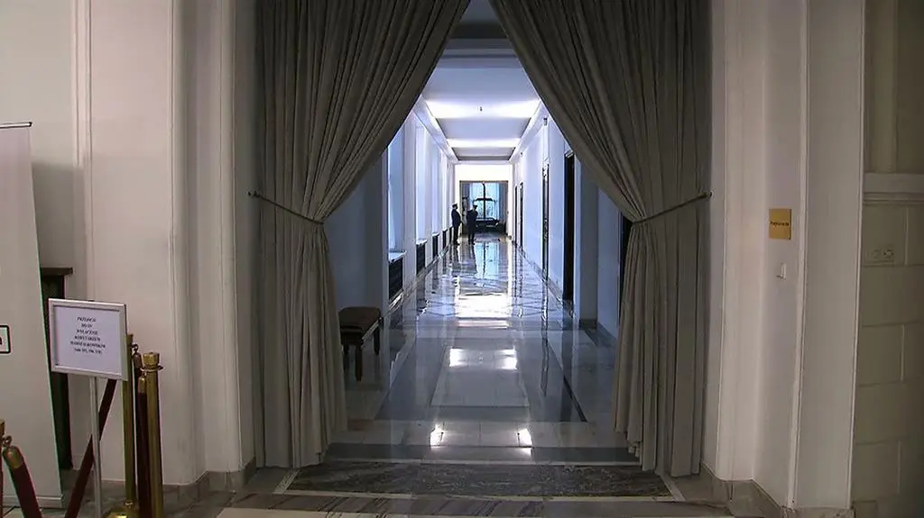 Marszałek odgradza się kotarą