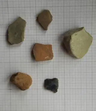 Przy okazji badań z użyciem magnetometru znalezione zostały fragmenty ceramiki 