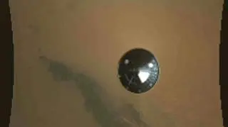 Zdjęcie zrobione przez urządzenie MARDI (Mars Descent Imager instrument), przedstawia osłonę termiczną łazika, gdy ten był ok