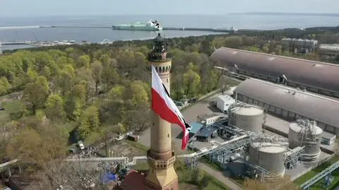 National Flag Day in Poland: the biggest banner raised at Świnoujście lighthouse