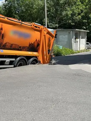 Asfalt zapadł się pod śmieciarką w Krakowie