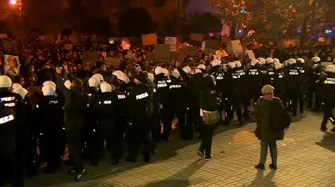 Okrzyki "mamy dość" w całej Polsce. W Katowicach i Poznaniu przepychanki manifestantów z policją