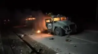 Płonący konwój rosyjskich pojazdów w okolicy Charkowa