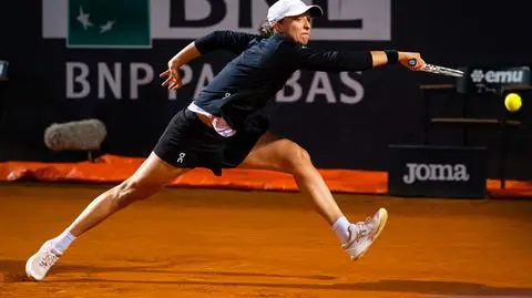 Tie-break w drugim secie. Trudna walka Świątek o półfinał