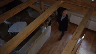 Po willi w Karczowiskach Górnych ekipę TVN24 oprowadzał prezes Fundacji Dumni z Elbląga