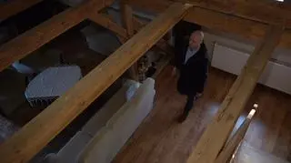 Po willi w Karczowiskach Górnych ekipę TVN24 oprowadzał prezes Fundacji Dumni z Elbląga