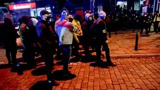 Nieumundurowani policjanci w czasie manifestacji w Warszawie