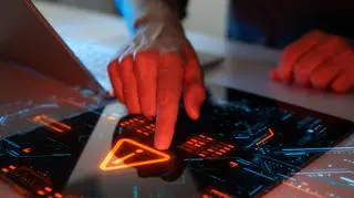 cyberbezpieczeństwo alert technologia shutterstock_2602293623_1