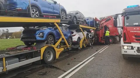 Nie żyje 21-latek. Jego auto wbiło się w lawetę po tym, jak uderzyła w nie ciężarówka