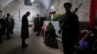 Президент вшанував президентськн пару, яка спочиває у склепі під Вавельською вежею срібних дзвонів