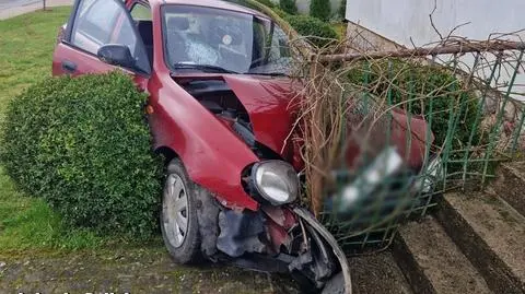 Wjechała w ogrodzenie i zostawiła krwawiącego pasażera