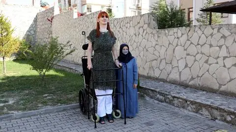 Najwyższa kobieta świata pierwszy raz w życiu leciała samolotem. Konieczne były pewne przeróbki