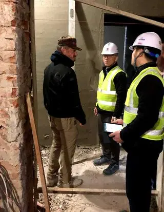 Fundacja Seana Penna CORE pomaga remontować hotel w Przemyślu, w którym zamieszkają uchodźcy z Ukrainy