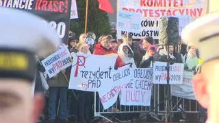 Manifestacja podczas przemówienia prezydenta Dudy w Pucku