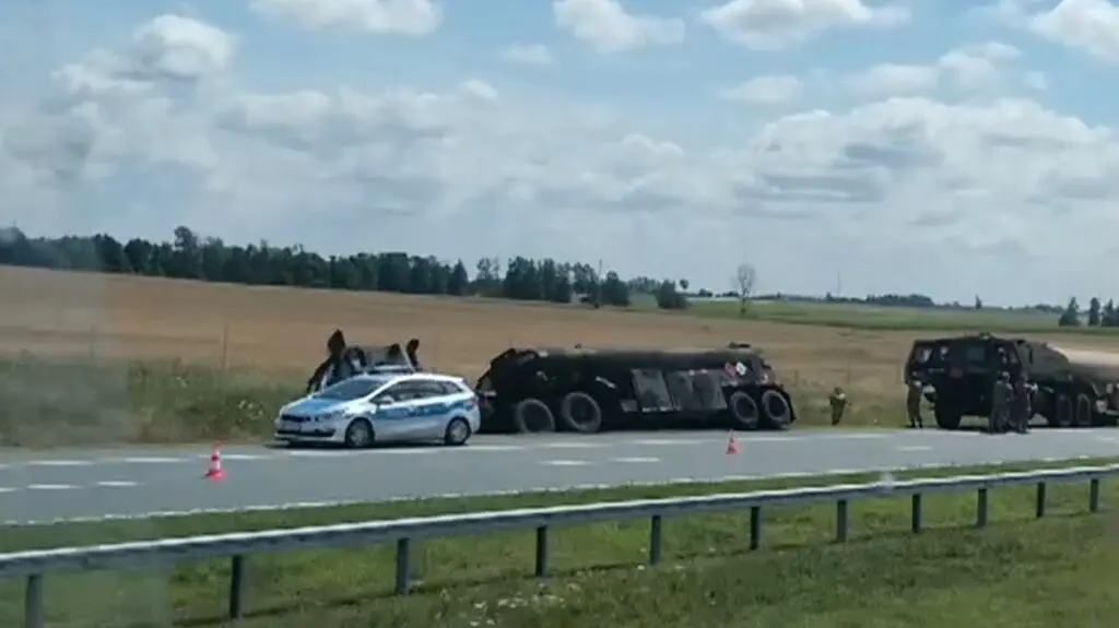 Amerykańska cysterna wojskowa w rowie