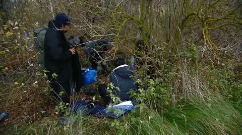 Z bagien wyciągnęli matkę z dwójką małych dzieci. "Będziemy mieli coraz więcej takich akcji"