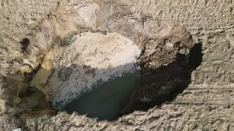 Trzydziestometrowe zapadlisko ogrodzili płotem. "W ramach zarządzania kryzysowego"