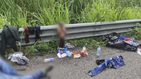 Bez koszulki, z twarzą w dłoniach. Dwulatek znaleziony koło ciężarówki, która wiozła ponad stu migrantów