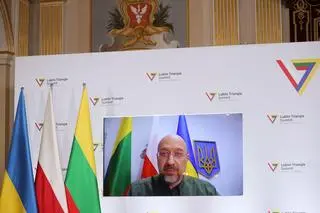 Premier Ukrainy Denys Szmyhal podczas konferencji na Zamku Królewskim w Warszawie