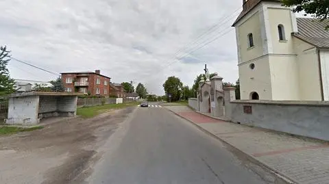 Auto leżało na środku drogi w Kidowie