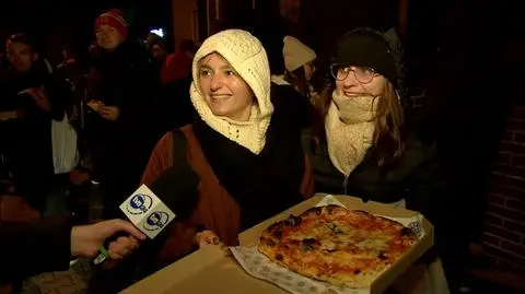 Wyposażeni w kurtki, koce i pizzę. Grubo po północy, a oni wciąż czekają, by zagłosować 