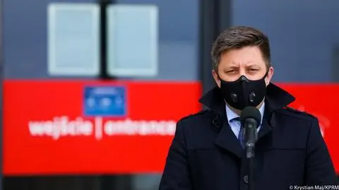 Szef KPRM Michał Dworczyk na konferencji prasowej przed Stadionem Narodowym 