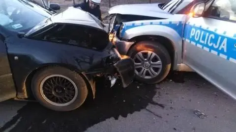 Pijany wiózł dziecko. Ścigany przez policjantów staranował radiowóz 
