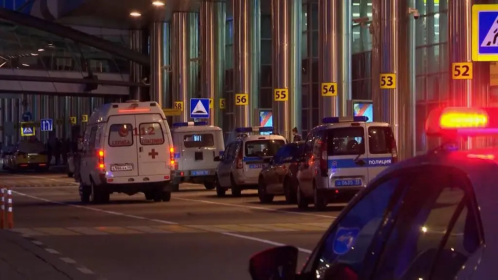 Stewardessa o procedurze ewakuacji pasażerów podczas lądowania awaryjnego