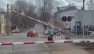 Pieszą na przejeździe kolejowym uderzył w głowę szlaban