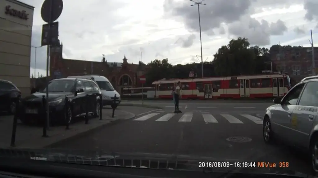 Wbiegła pod autobus za deskorolką. Uratował ją refleks kierowcy