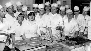 Załoga "Merkurego" z przygotowanymi torcikami