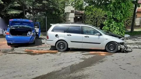 Zderzyły się dwa auta, jedno wpadło w ogrodzenie. "Mężczyzna i 11-letnia dziewczynka zabrani do szpitala"
